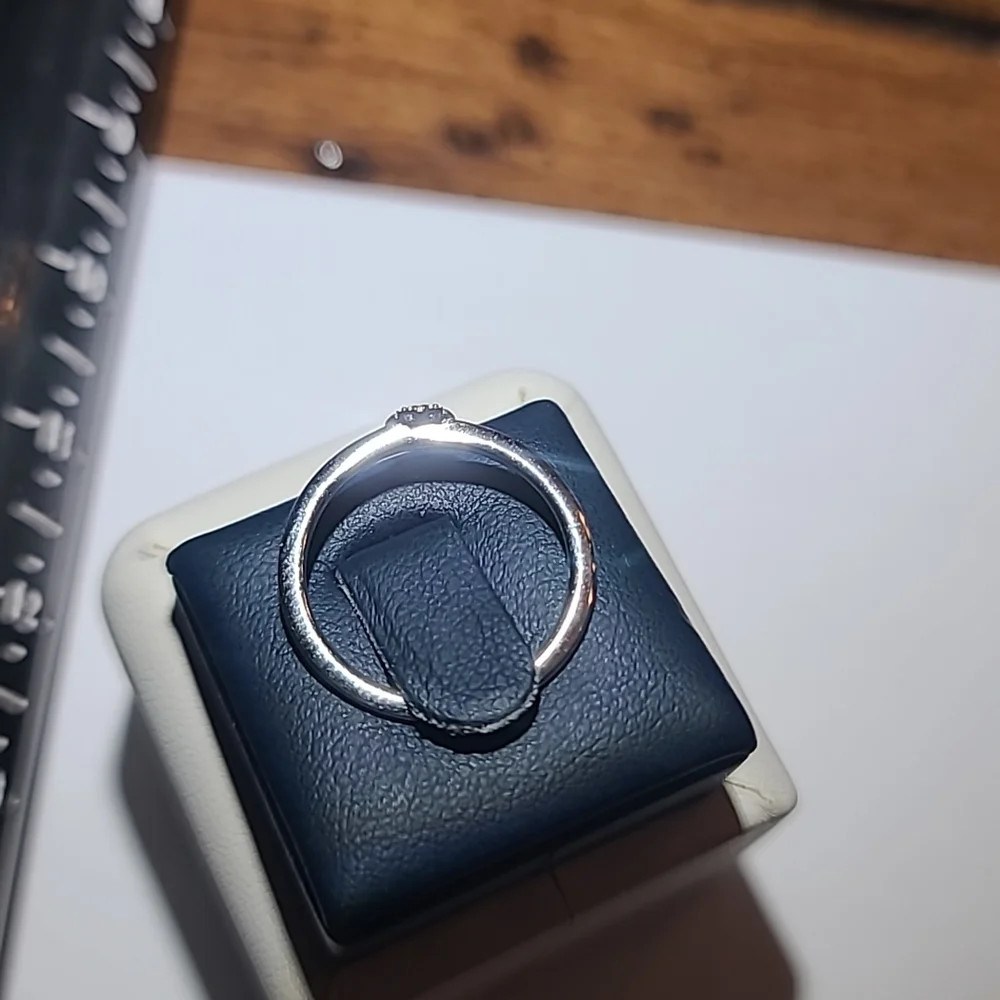 14KT white gold and diamond ring - Picture 3 of 5